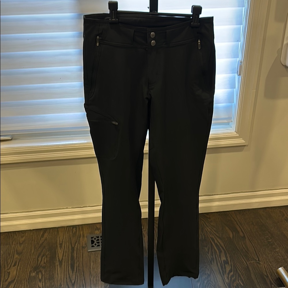 Columbia Women’s Black Utility Pants with zipper pockets and drawstring bottoms